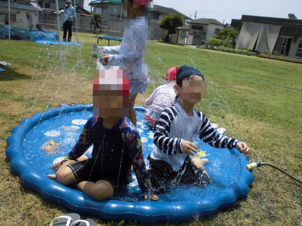 水遊びをしている幼児