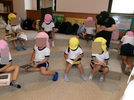 図書館で絵本を読む幼児