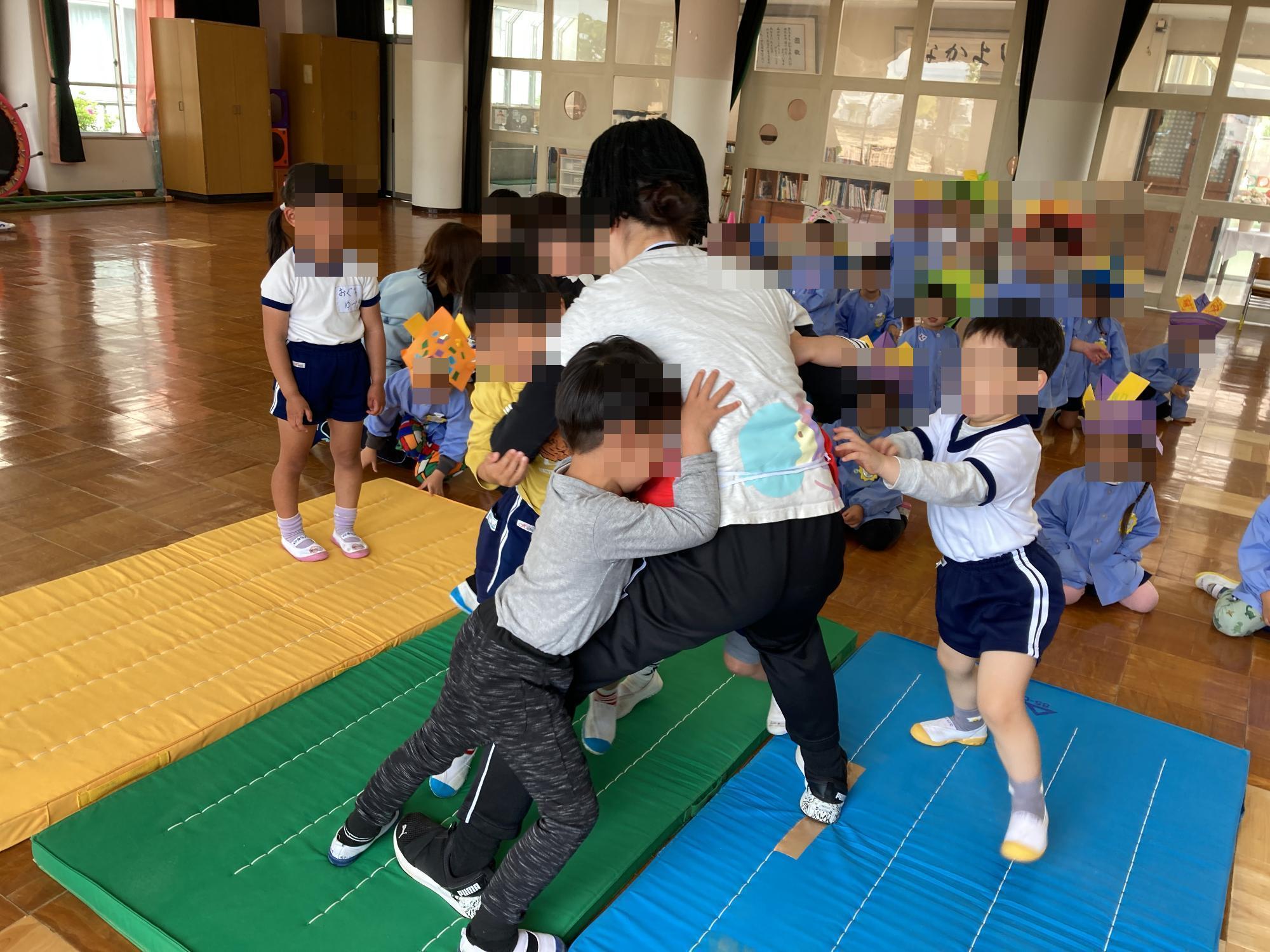 金太郎と相撲をとる幼児