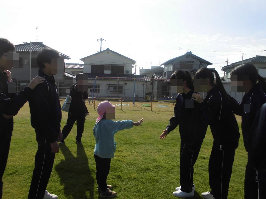 中学生とじゃんけん列車で遊ぶ幼児