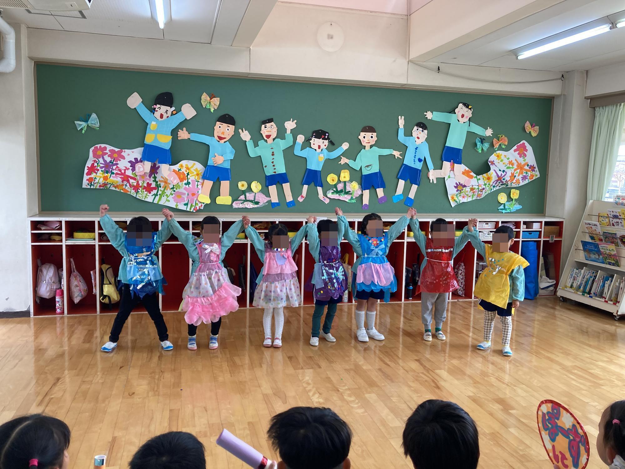 アイドルになりきる4歳児