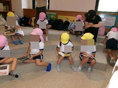 絵本コーナーで遊ぶ園児
