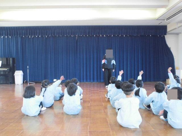 終業式をする幼児達