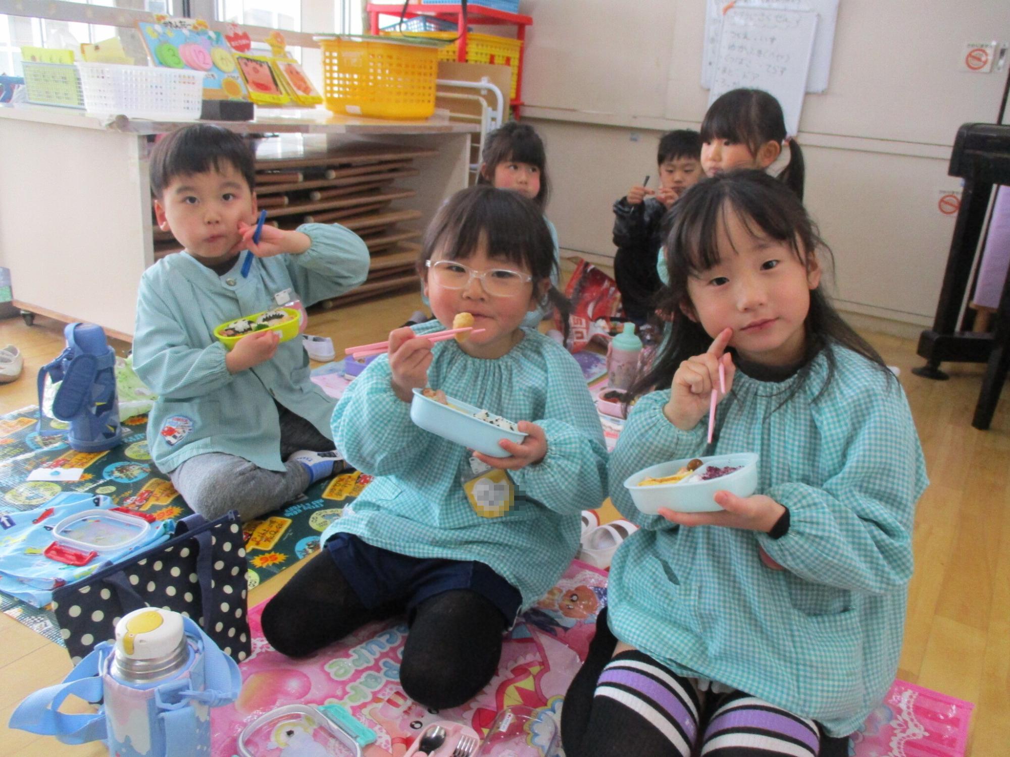 弁当を食べる幼児