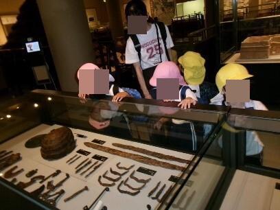 歴史博物館の展示物を見る幼児