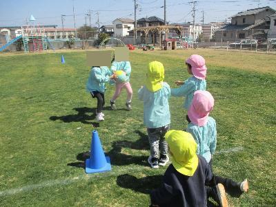 ボール渡しゲームをする園児