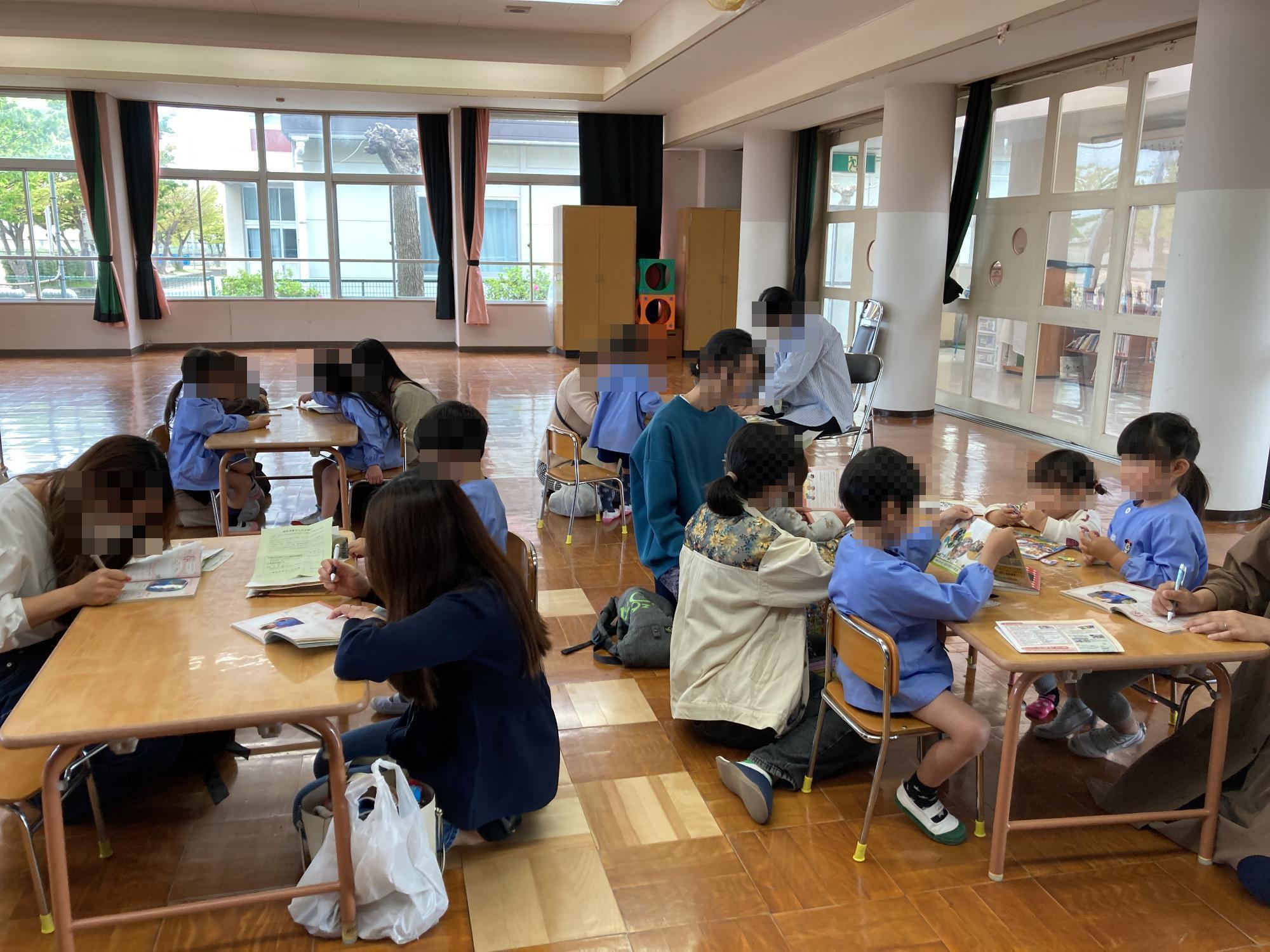 すくすくひょうごっこを書いている親子