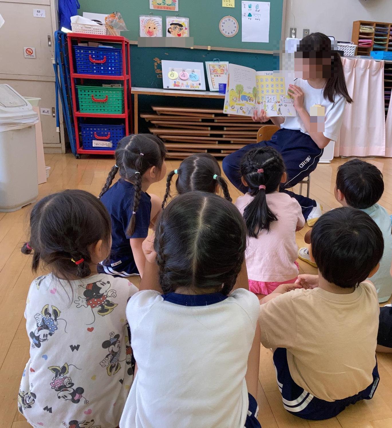 中学生の読み聞かせを菊幼児
