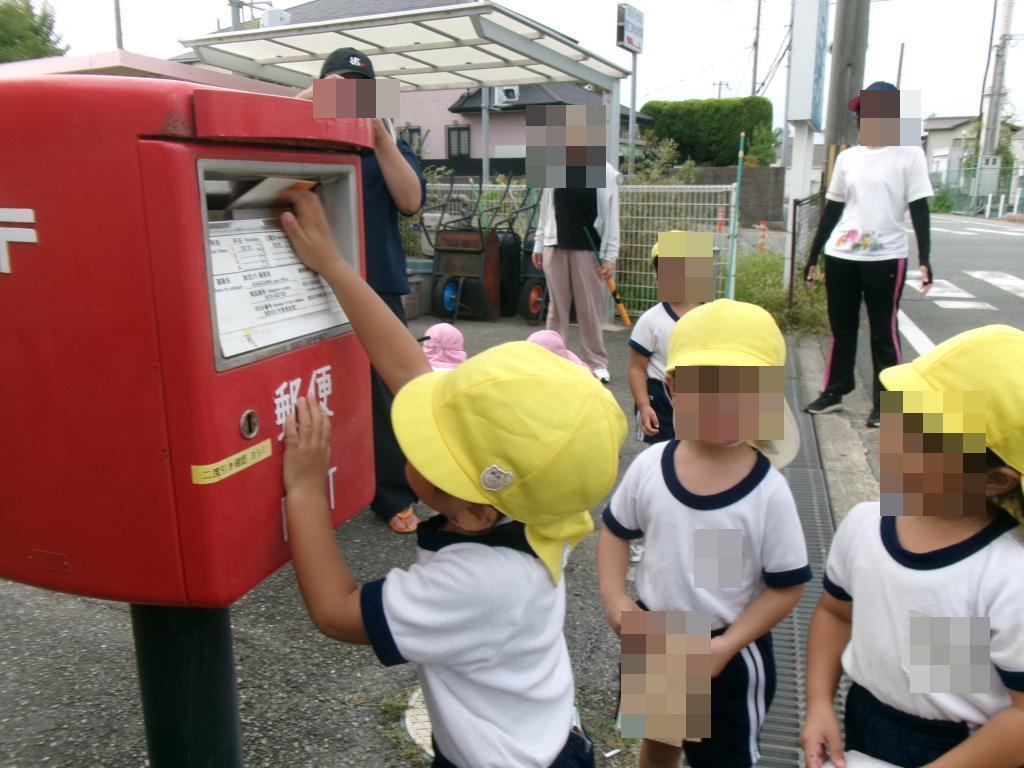 ポストに手紙を投函する年少児