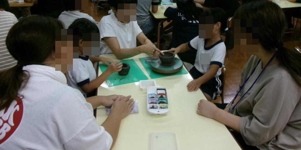 陶芸を教えてもらう幼児