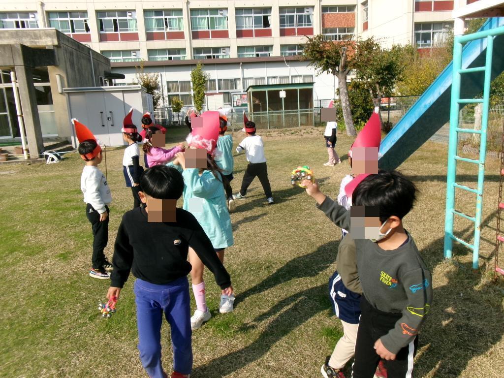 サンタの格好をして鈴を鳴らす5歳児