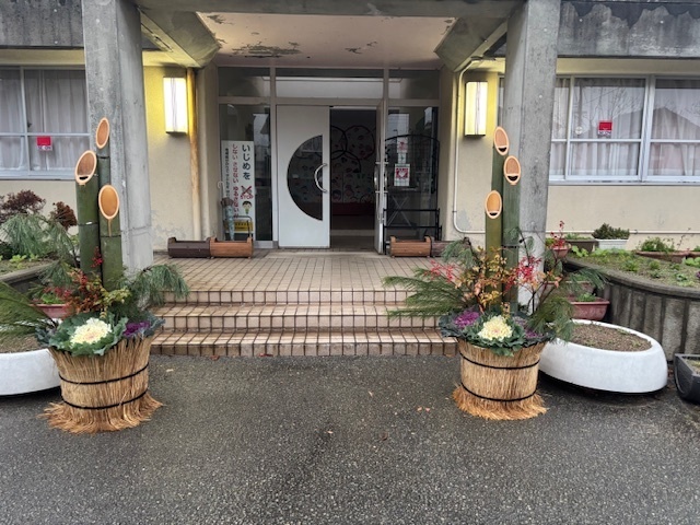 幼稚園の玄関前に飾られた門松