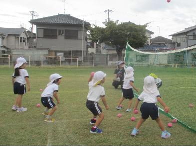 4歳児が玉投げをしている