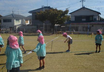 5歳児がキラキラのテープ付けをしている様子