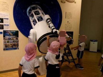 プラネタリウム見学をする幼児