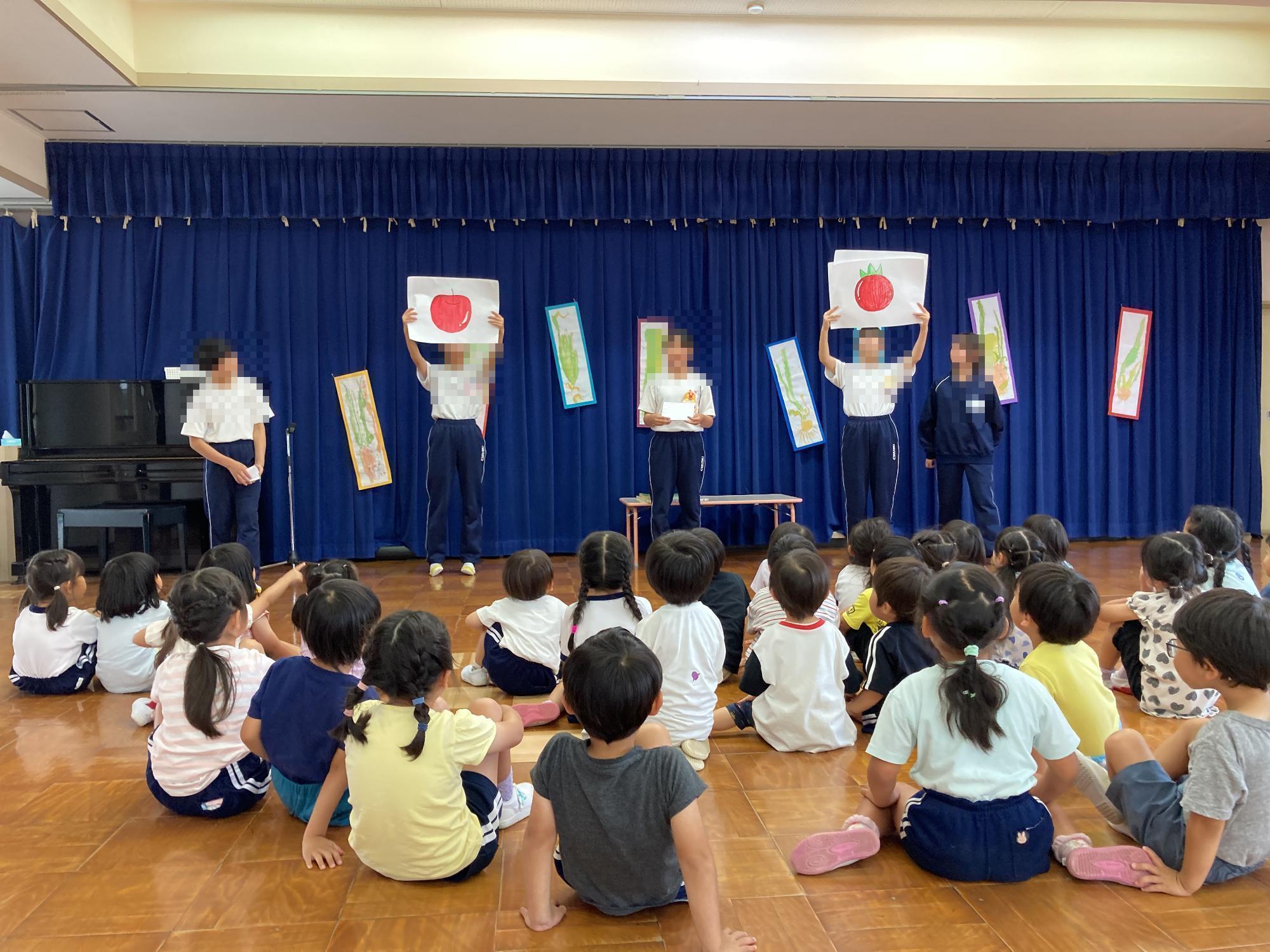 トライやるさんのクイズに答える幼児
