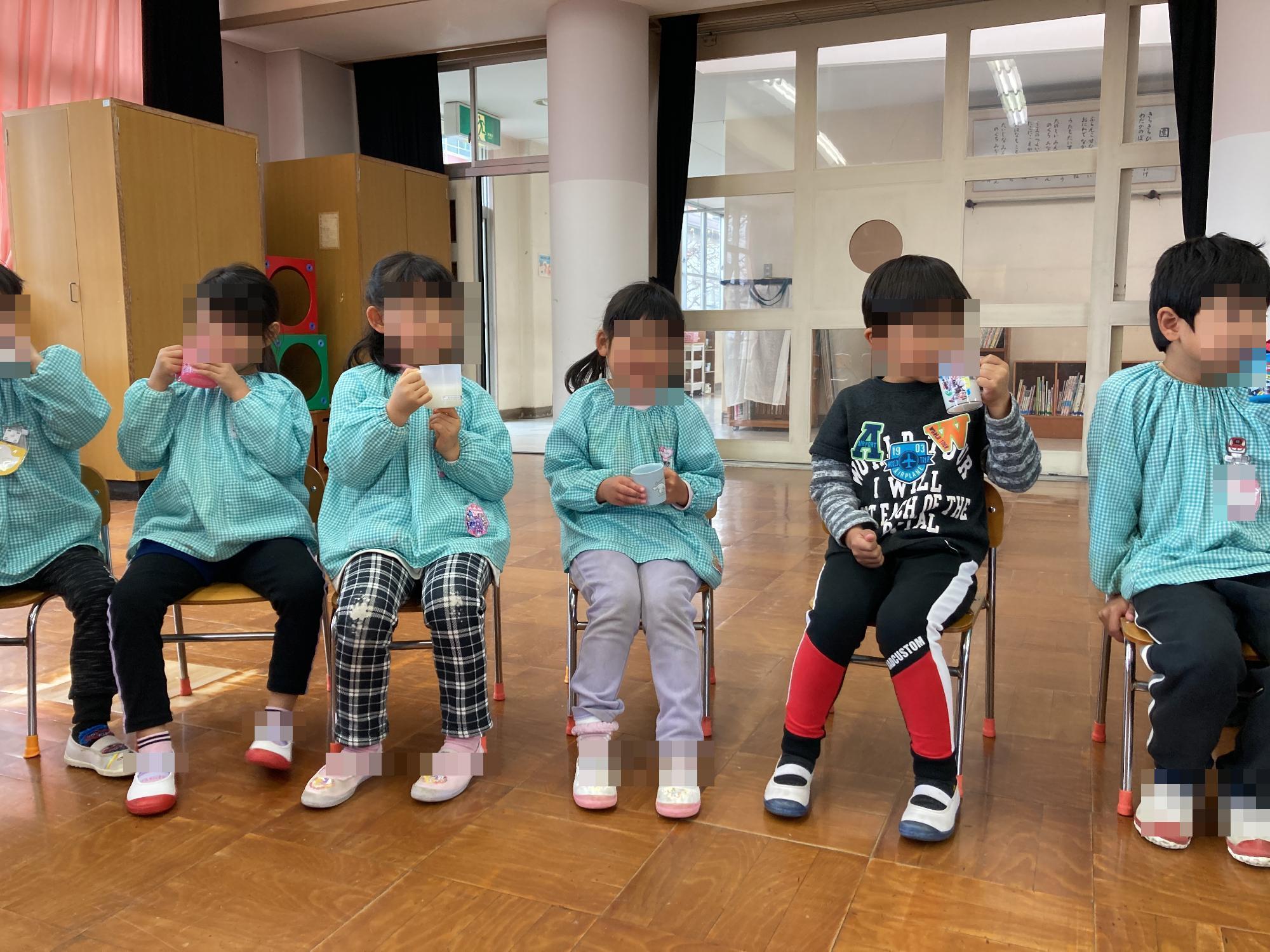 カルピスを飲む幼児