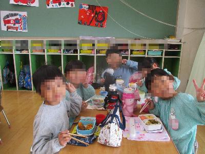 弁当を食べる5歳児