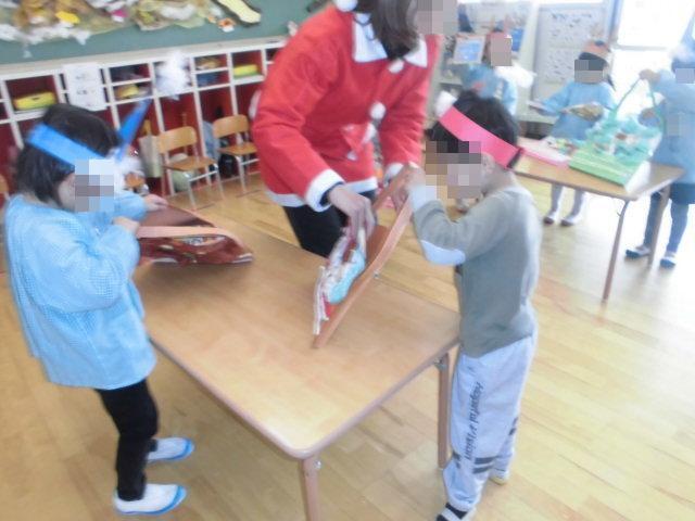 クリスマスプレゼントに喜ぶこども達