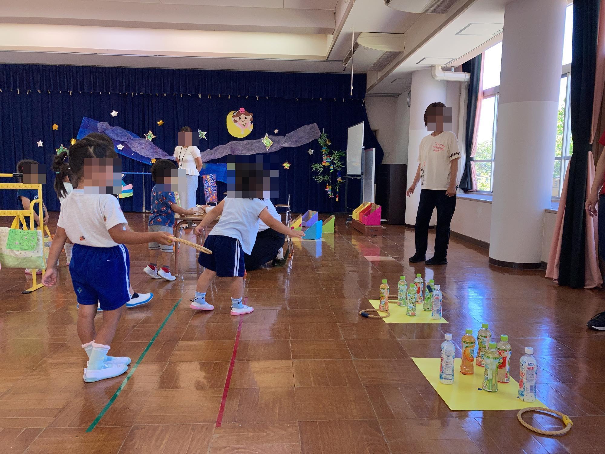 輪投げをする幼児