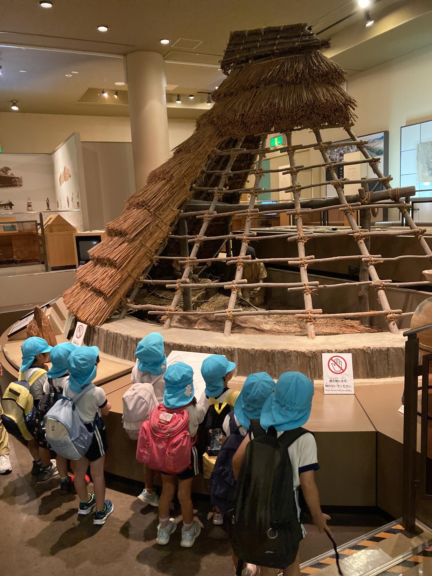 昔の人の家を見る幼児
