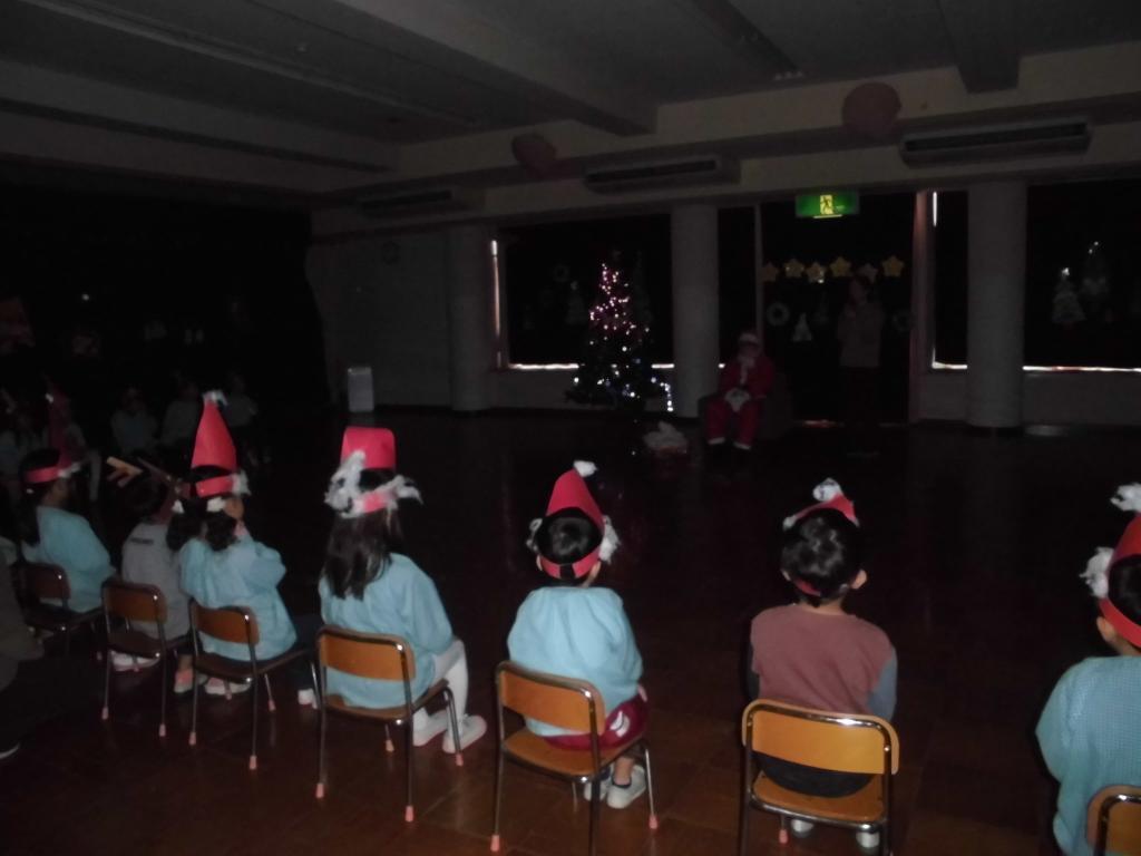 クリスマス会をしている幼児達