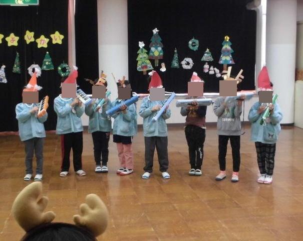 なかよし会でサンタやトナカイの格好をしてピアニカ演奏をする5歳児