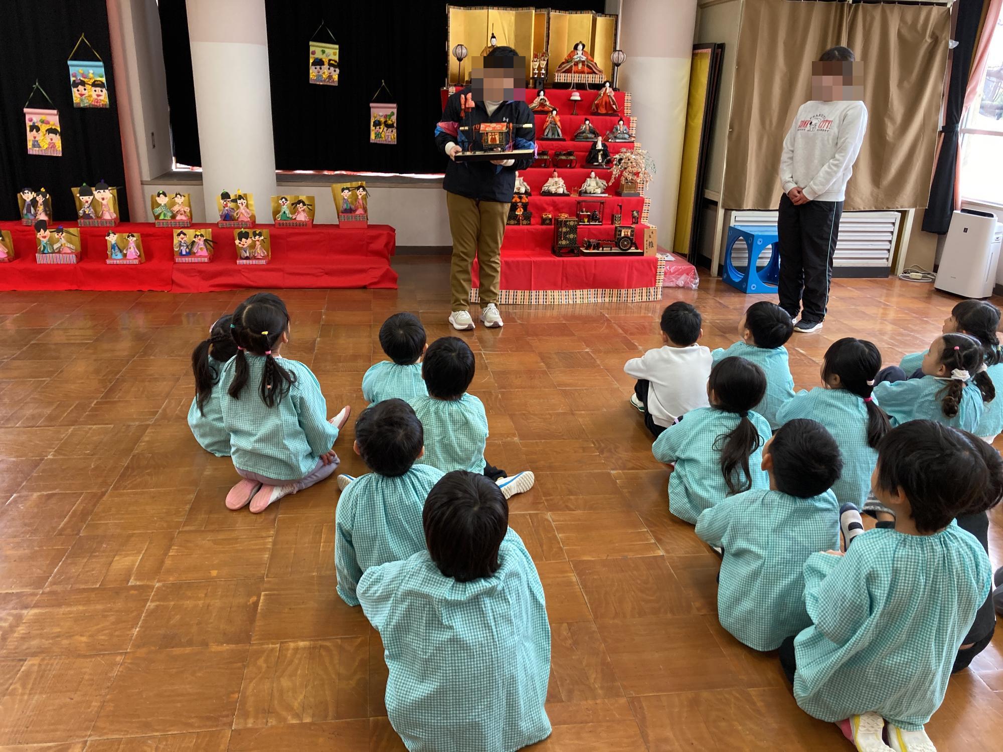 ひな祭り会に参加する幼児