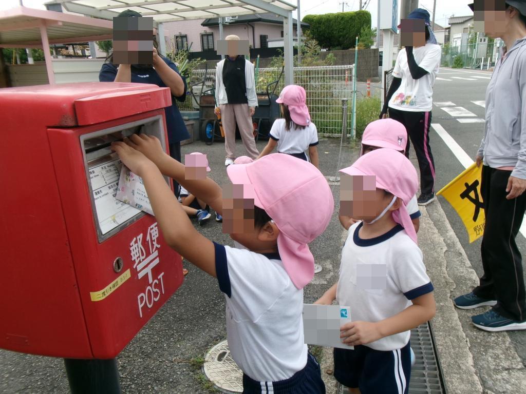 ポストに手紙を投函する年長児