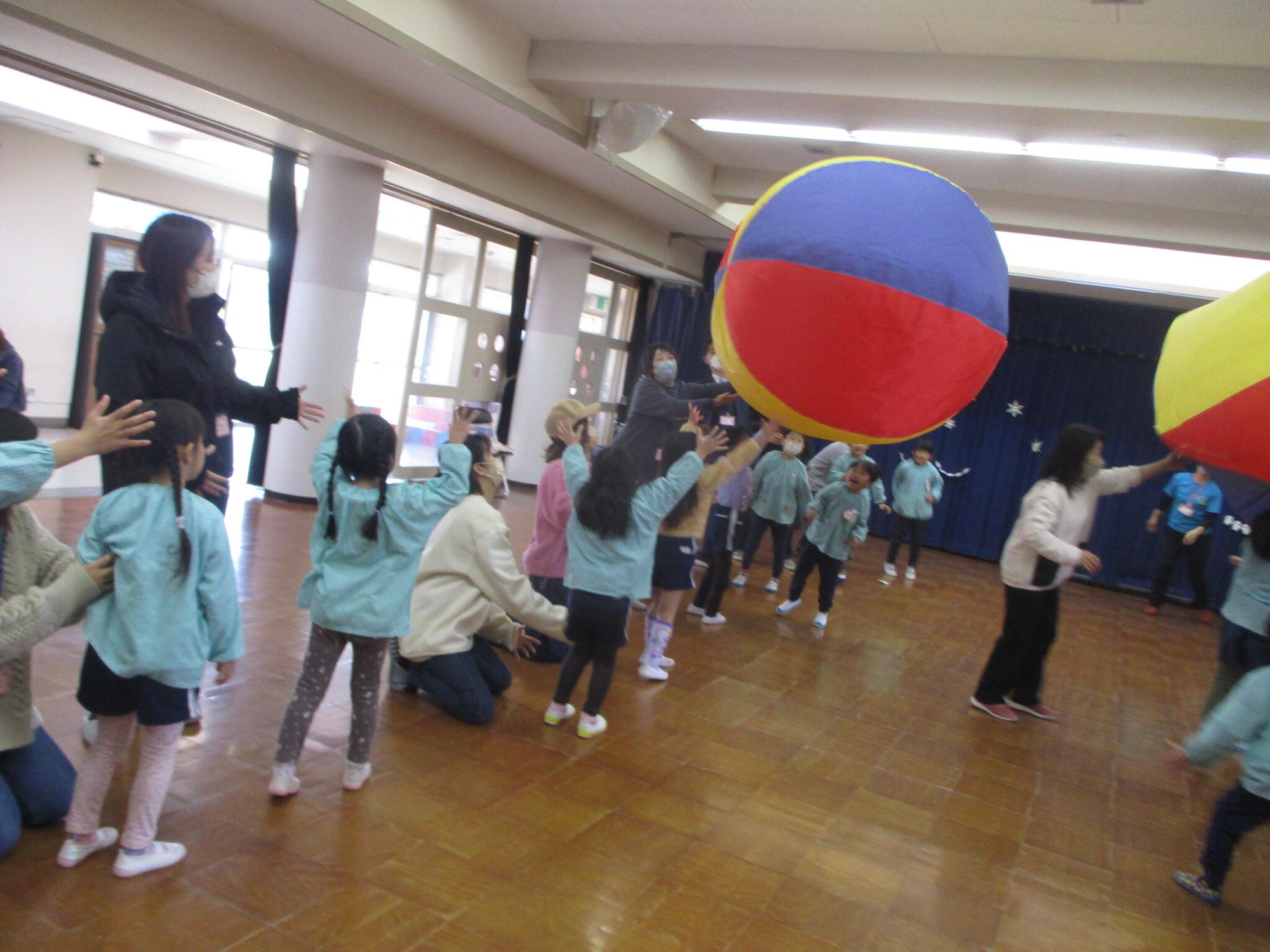 大きなバルーンで遊ぶ親子