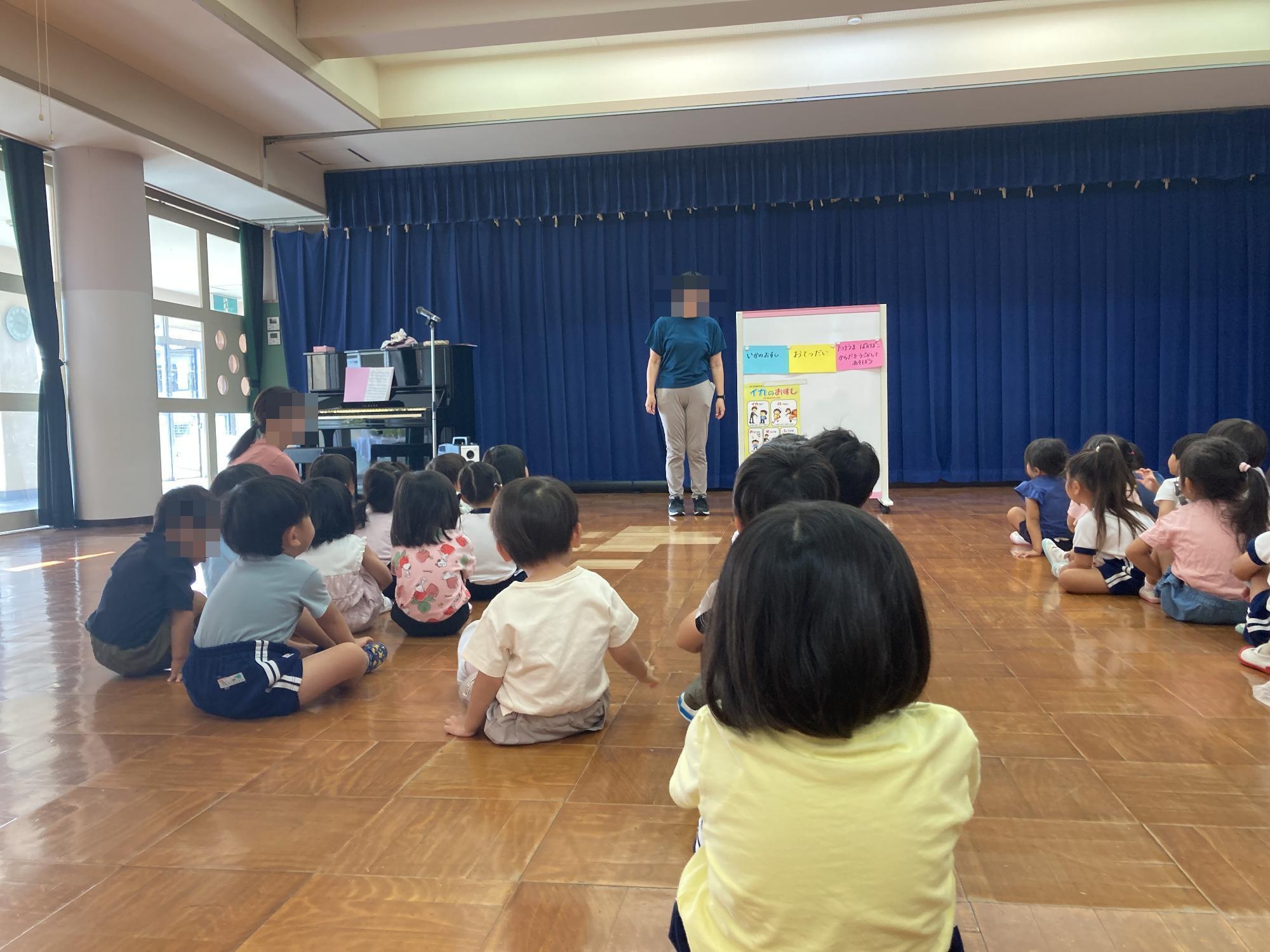終業式に参加する幼児
