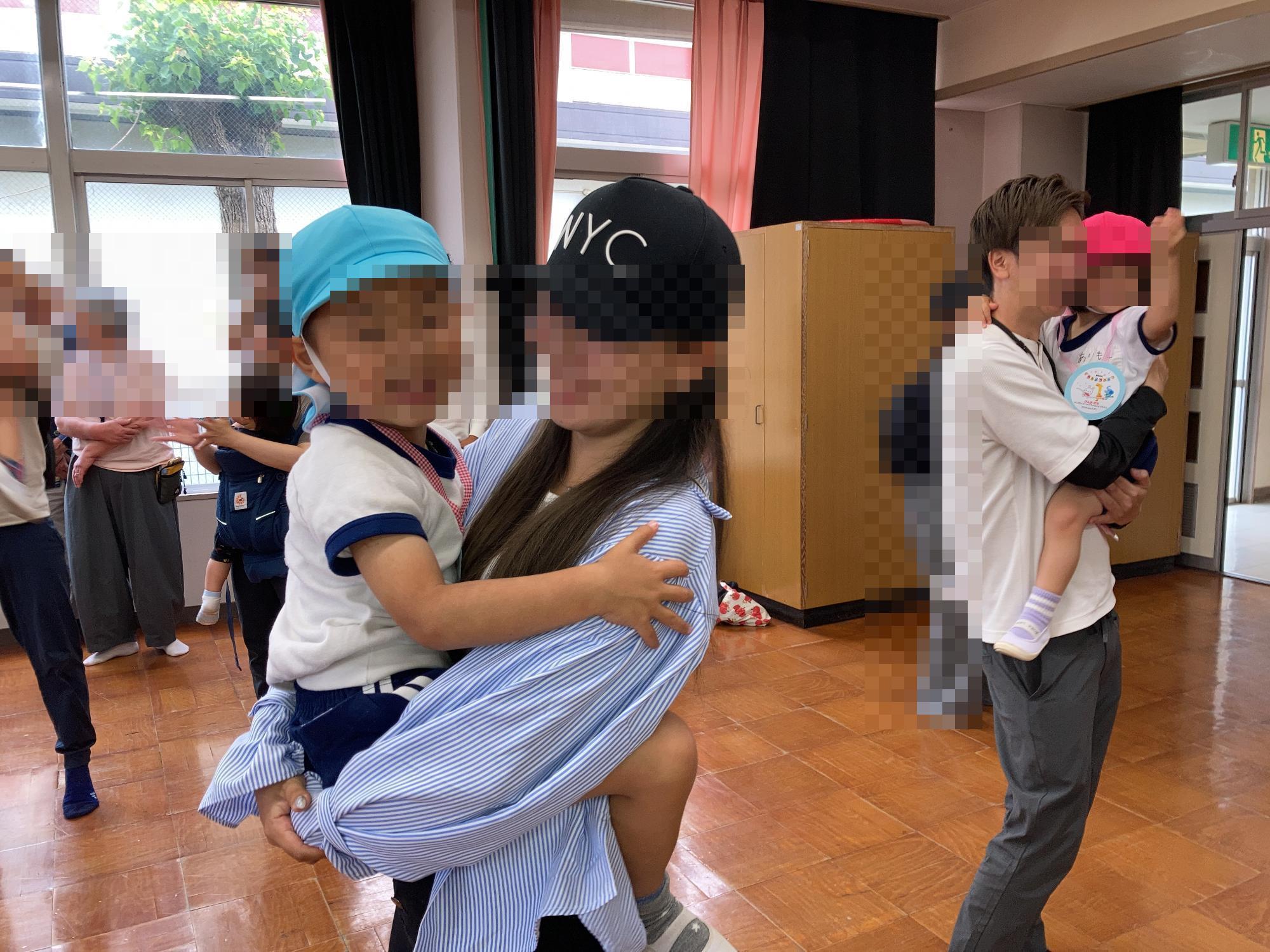 運動会後にご褒美のハグをする親子
