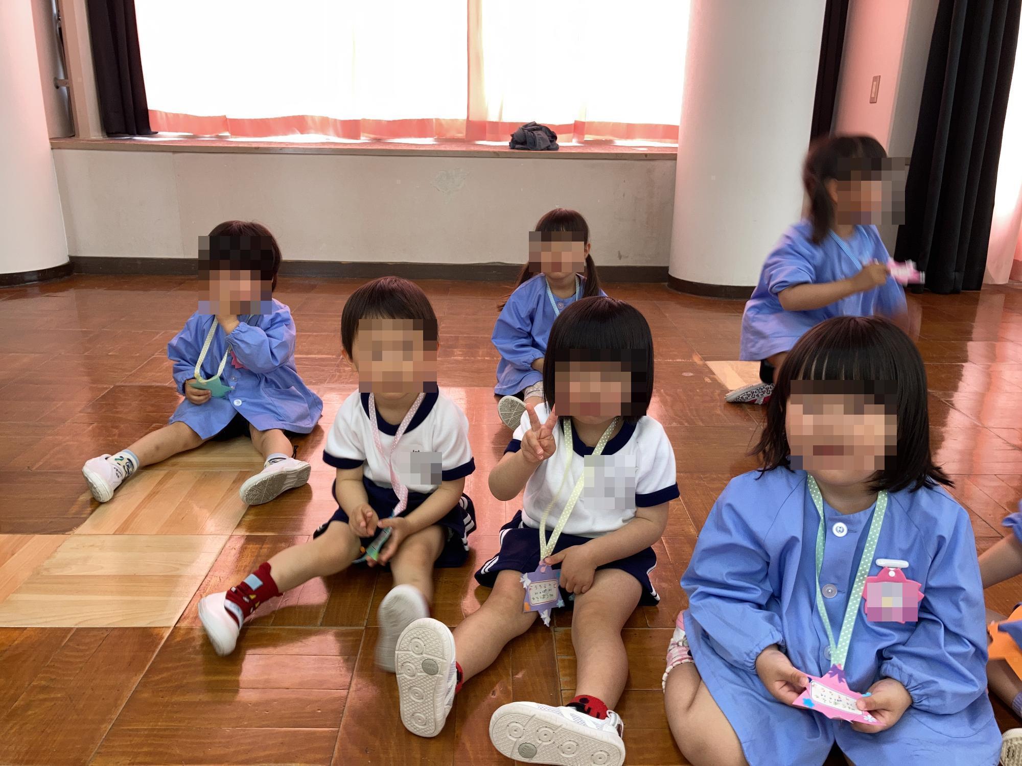 年長児からメダルをもらった3歳児