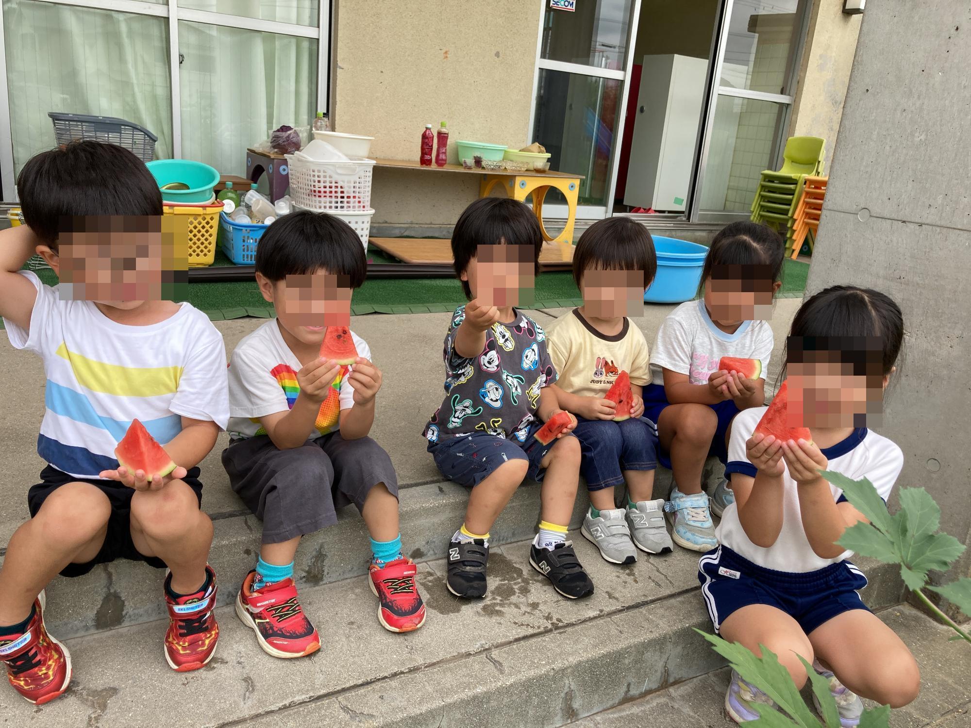 スイカを食べる幼児