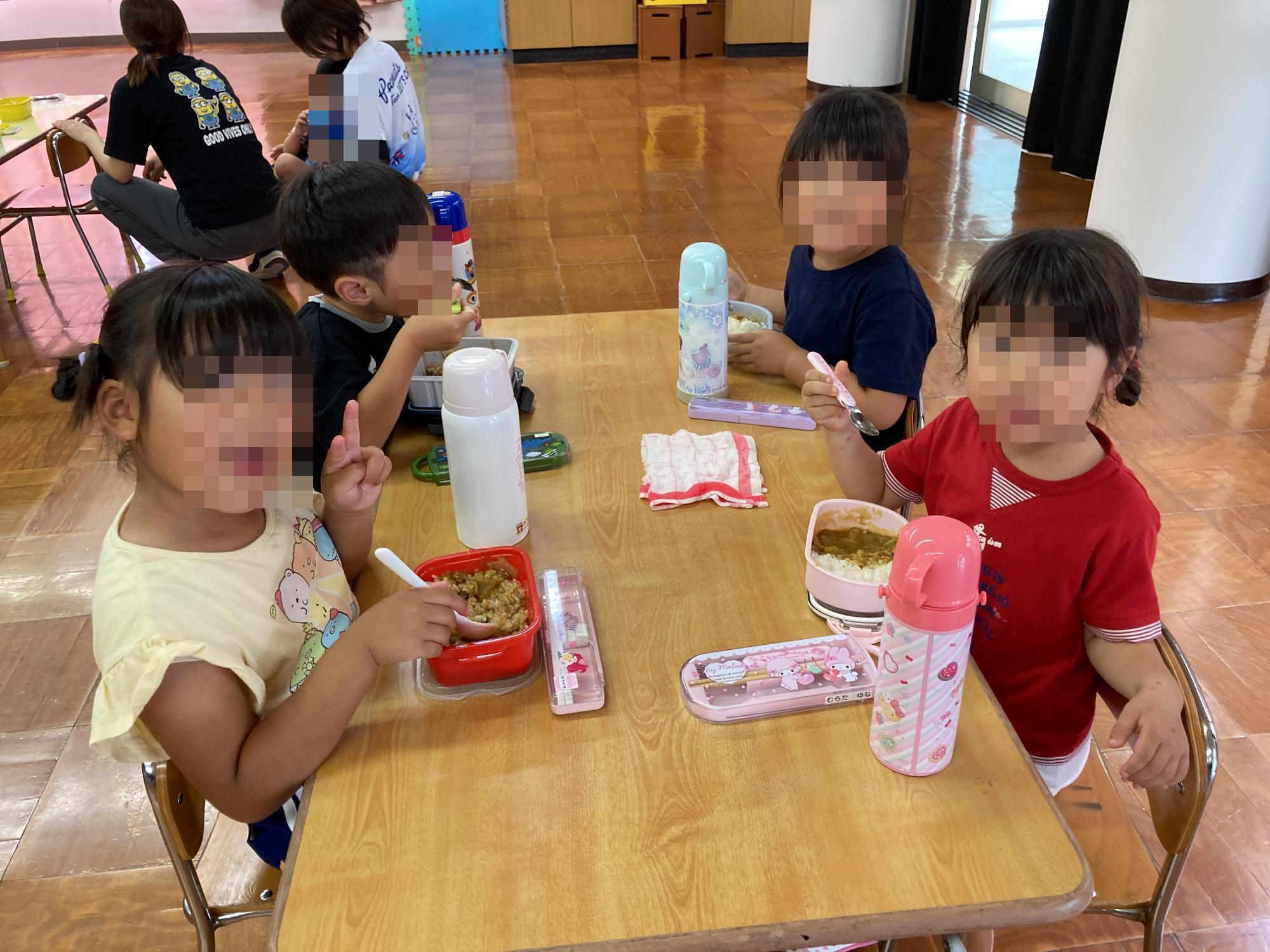 カレーを食べる幼児