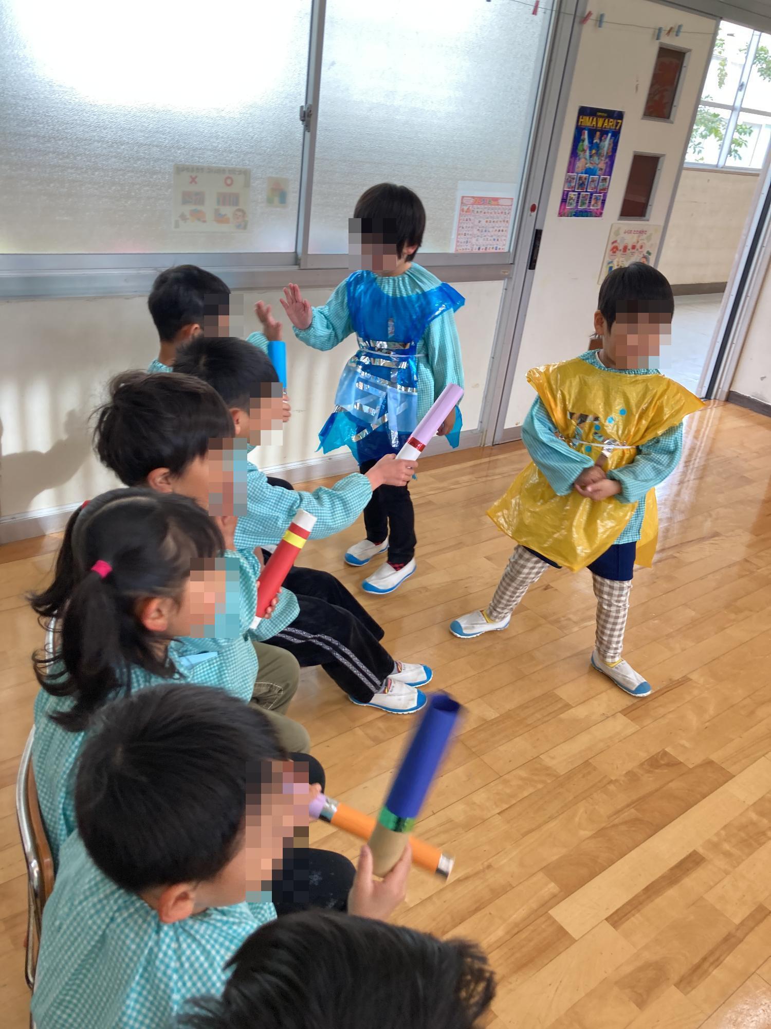 アイドルになりきってファンサービスをする年少児
