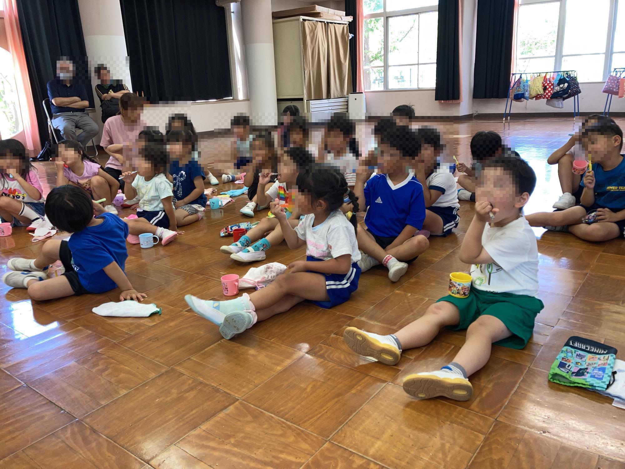 歯磨き指導を受ける幼児