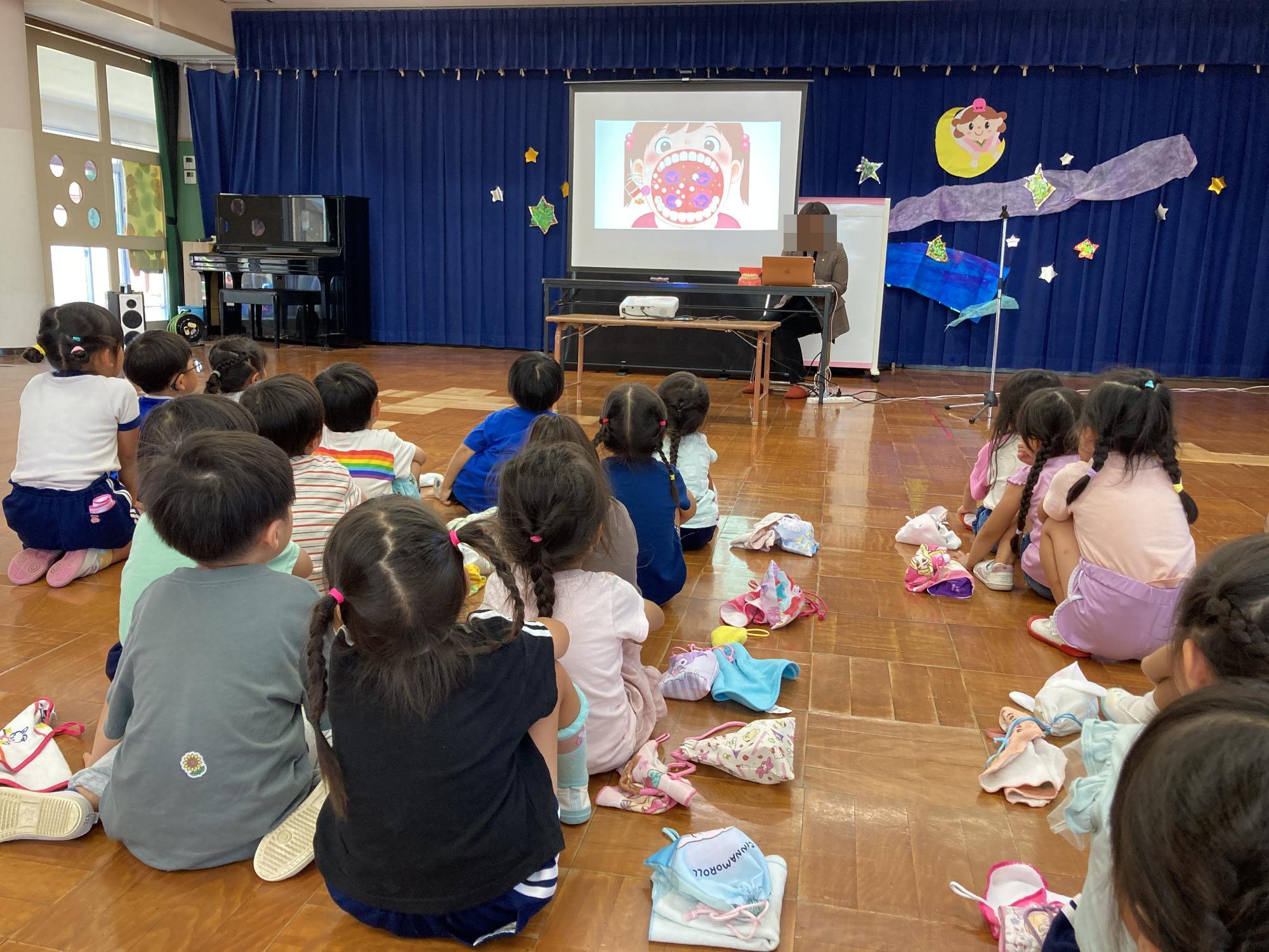 歯磨きの話を聞く幼児