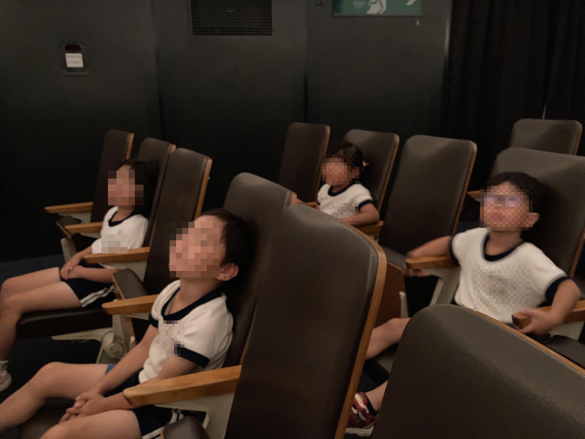 プラネタリウム見学をする幼児