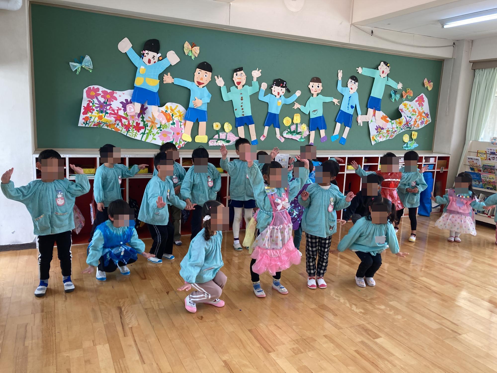ダンスを踊っている幼児達
