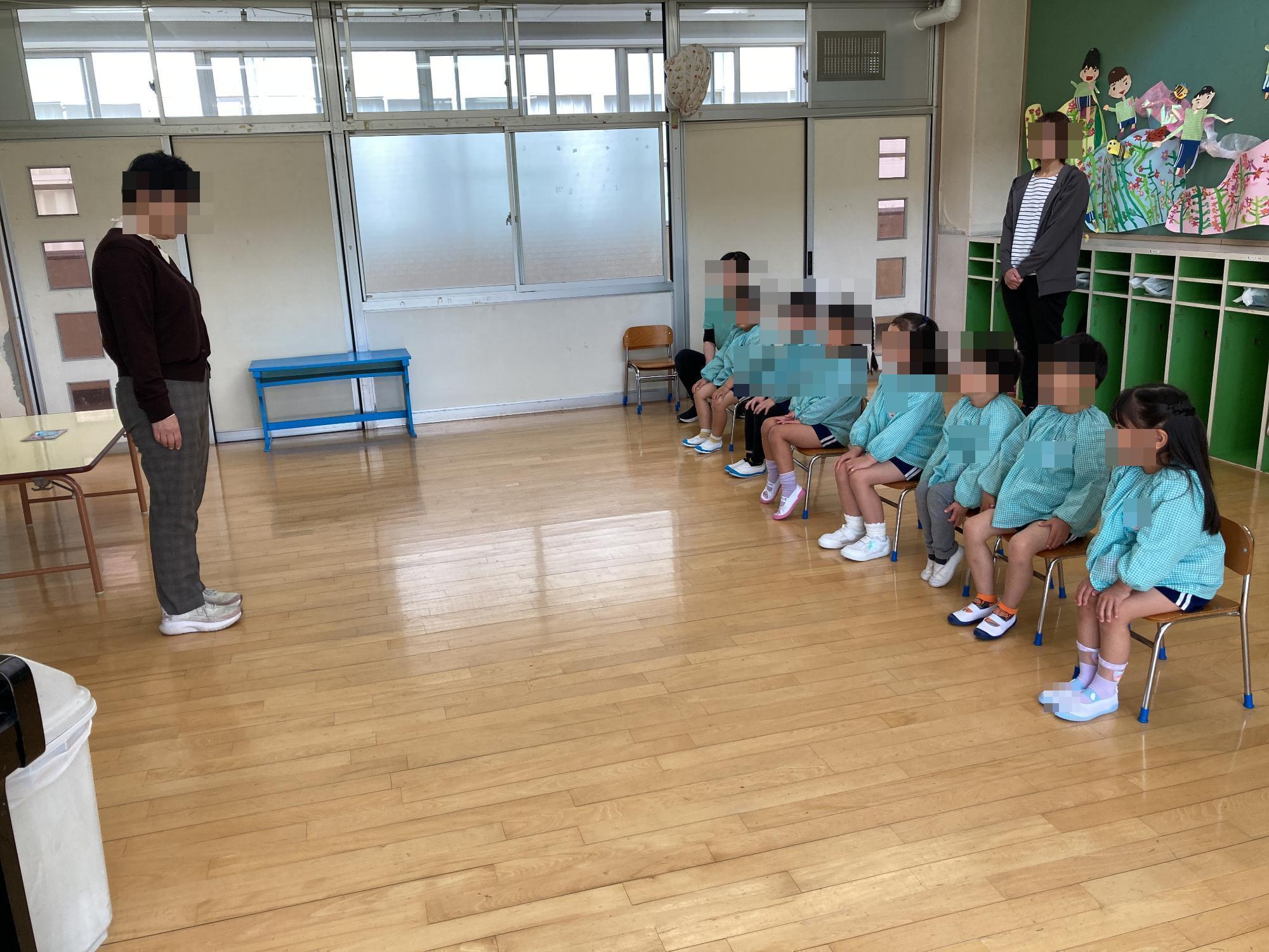 進級式に参加する年長児