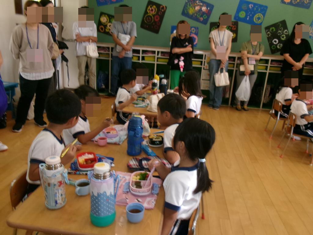 弁当参観で弁当を食べる年長児