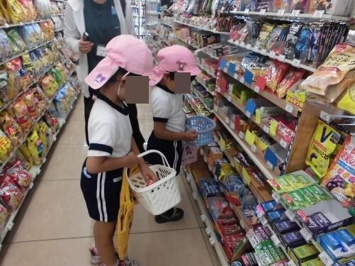 お菓子を選ぶ幼児達