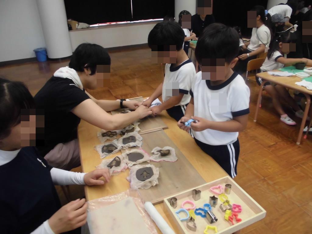 陶芸教室で型抜きをする幼児