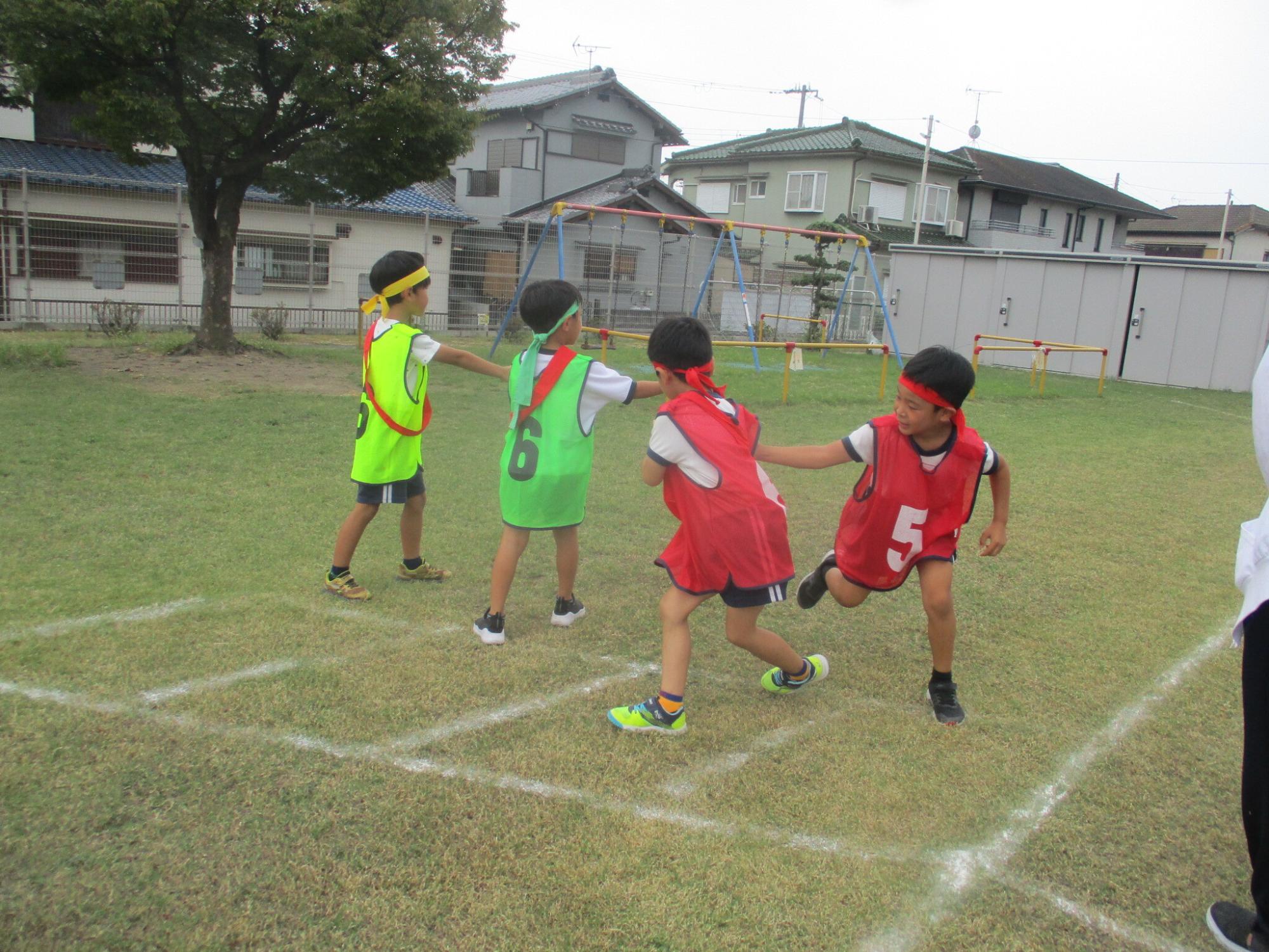 5歳児がリレーをしている