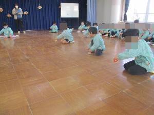 4歳児がこまを回そうとしている