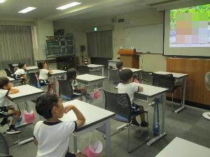 5歳児が交通安全啓発のDVDを見ている