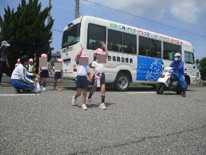 5歳児が実際に教習所内の道路を渡っている