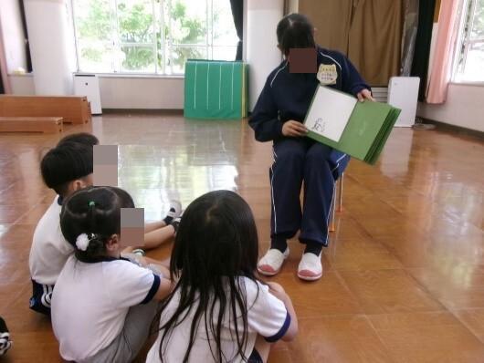 絵本を見る幼児