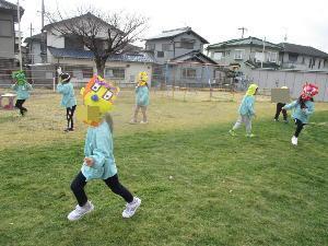 5歳児が鬼になり、4歳児が豆まきをしている